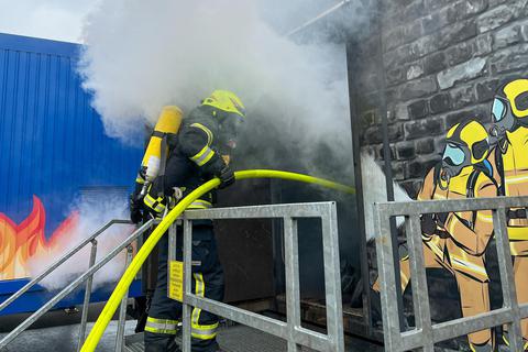 In der Realbrandsimulationsanlage können Feuerwehrleute den Innenangriff trainieren. Marc Schüler