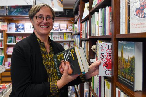 Katina Lepél bestückt die Regale in der Buchhandlung Calliebe. Foto: Samantha Pflug