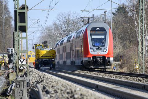Auf der Riedbahnstrecke von Frankfurt nach Mannheim wird aktuell zwischen Groß-Gerau/Dornberg und Mörfelden gearbeitet. In der zweiten Jahreshälfte 2024 wird es eine mehrmonatige Sperrung zwecks Generalsanierung geben. Bereits im Januar 2024 ist eine weitere Streckensperrung geplant.