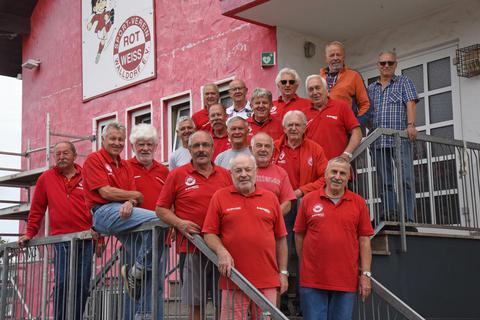 Voller Einsatz zum Wochenauftakt: Die Montagsmaler des SV Rot-Weiß Walldorf packen überall an. Die Truppe um Adolf Zwilling wird jetzt 20 Jahre alt. Ursula Friedrich