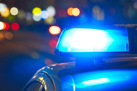 Ein Blaulicht leuchtet auf einem Polizeifahrzeug. Symbolfoto: Chalabala/Fotolia