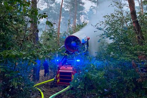 Mit diesem ferngesteuerten Löschunterstützungsfahrzeug hatte die Infraserv-Werksfeuerwehr zwischenzeitlich versucht, das Feuer in Schach zu halten. Foto: Feuerwehr 
