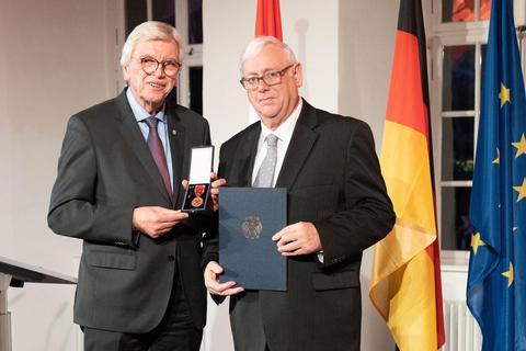 Mit dem Verdienstorden ist Rolf Schubert (rechts) von Ministerpräsident Volker Bouffier ausgezeichnet worden. Foto: Staatskanzlei
