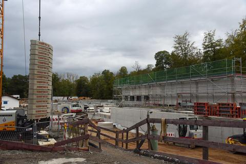 Am Gerauer Weg entsteht die vierte Reinigungsstufe, die Anfang 2023 in Betrieb gehen soll. Damit soll Mörfelden-Walldorf eine der modernsten Kläranlagen in Hessen haben. Foto: Ursula Friedrich