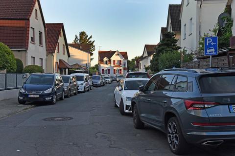 In Mörfelden-Walldorf wird die Forderung nach einem Parkraumbewirtschaftungskonzept lauter. Die neue Stellplatzsatzung, so die Kritik der Opposition, löse die Probleme nicht. Foto: Ursula Friedrich
