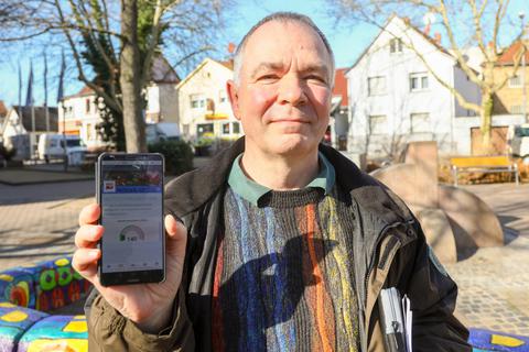 Auf seinem Handy zeigt Joachim Sonnabend, wieviel Menschen aktuell das Moewa.net nutzen. Foto: Vollformat/Marc Schüler