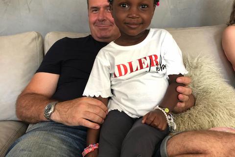 Glücklich angekommen: Jemima Pfeiffer (mit Papa Martin), die den langem Flug von Haiti nach Deutschland nahm, um ihre Familie zu erreichen. Foto: Ursula Friedrich