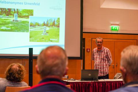 Über Bestattungsformen in Mörfelden-Walldorf informierte Friedhofsleiter Knut Siegwart im Mörfelder Bürgerhaus. © Marc Schüler