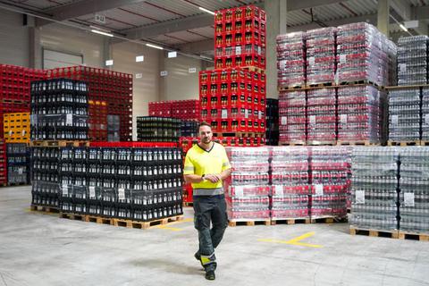 Insgesamt 300 000 Kisten und 3,5 Millionen Flaschen umfasst die Lagerkapazität im neuen Logistikzentrum von Coca-Cola in Walldorf (hier der Leiter des Standorts, Sven Dittrich). Foto: Marc Schüler