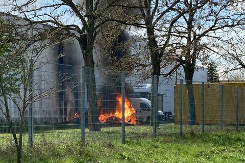Ein Wohnwagen ist am Freitag an einer Lagerhalle bei Mörfelden ausgebrannt.
