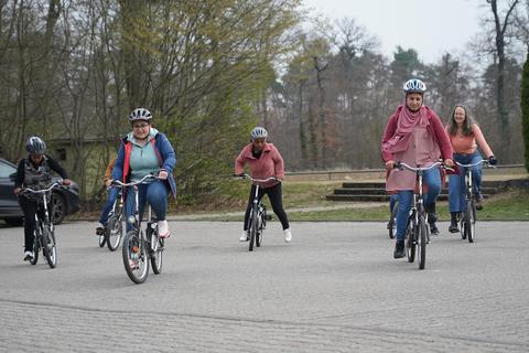 Das klappt doch schon ganz gut: Bei einem Kurs des Integrationsbüros lernen Frauen Radfahren. Foto: Marc Schüler