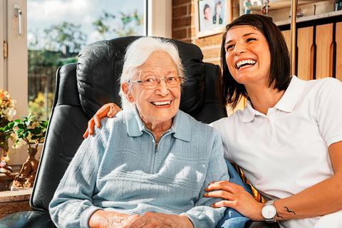 Der Seniorenwegweiser listet unter anderem auf, wo Senioren Hilfe bekommen, wenn sie zu Hause wohnen wollen. © Ingo Bartussek/StockAdobe