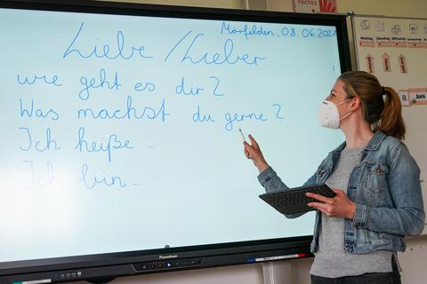 Jana Heinius demonstriert die digitalen Möglichkeiten an einem Whiteboard in der Bürgermeister-Klingler-Schule, die dank des Anschlusses ans MoeWa.net besser geworden sind. Foto: VF/Marc Schüler