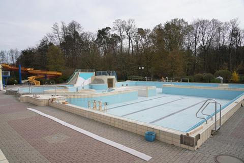 Das Kinderbecken im Schwimmbad ist derzeit noch leer. Bald wird zur Vorbereitung auf die neue Saison aber wieder Wasser eingefüllt. Marc Schüler