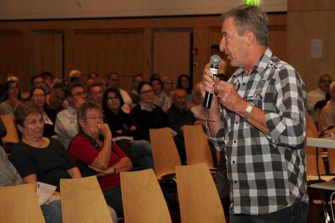 Der Mörfelder Wehrführer Peter Schulmeyer kritisiert die Pläne für eine zentrale Feuerwache. Foto: Vollformat/Sebastian Schwappacher