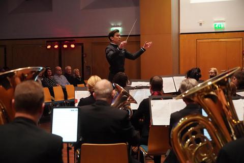 Das SKV-Blasorchester hat Titel aus Oper und Operette gespielt, dirigiert wurde es von Julien Wintermeier. © Marc Schüler