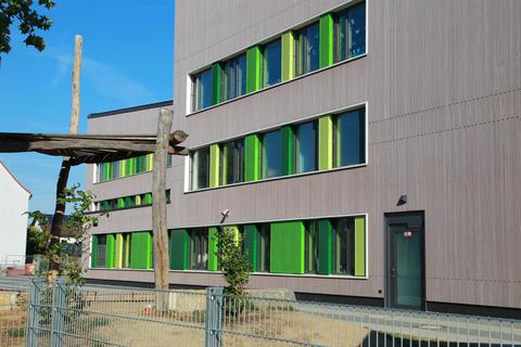 Der Neubau der Schwarzbachschule hat als Gestaltungselement farbige Lüftungsgitter. Foto: Detlef Volk
