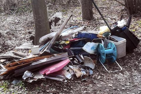 Über den Nauheimer Mängelmelder werden häufig auch illegale Müllablagerungen in Feld und Wald gemeldet.