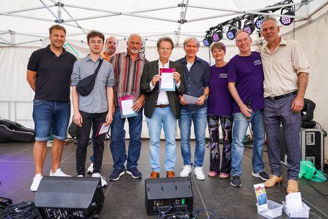 Die Preisträger der Nauheim Music Awards wurden beim Festival „Sound of Nauheim“ gewürdigt. Zu den Gratulanten gehörte auch Bürgermeister Roland Kappes (Vierter von links). Marc Schüler