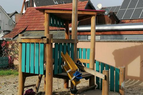 Ein Spielturm mit Sandaufzug, Sandkran und Sandrad gehört zum neugestalteten Spielplatz Schulstraße in Nauheim. Foto: Gemeinde