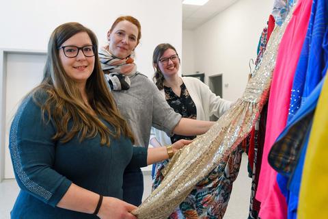 Auch die Organisatorinnen des Kleiderbasars in Nauheim, Lisa Hack, Mona Dornbusch und Chorkollegin Jasmin Marx (von links), haben ihre Kleiderschränke ausgemistet. Samantha Pflug