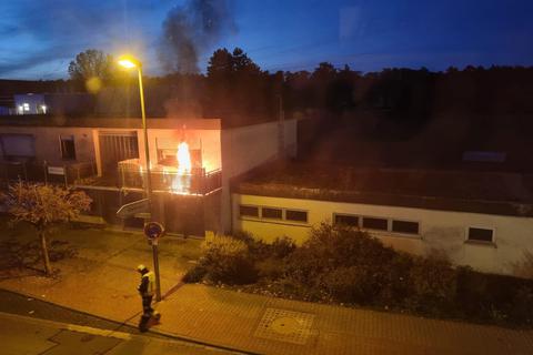 Auf dem Balkon des Eingangsgebäudes des Sportparks Nauheim ist am Samstagabend ein Brand ausgebrochen. Die Feuerwehr hatte diesen rasch im Griff.