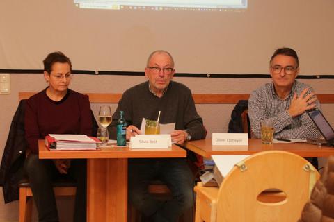 Silvia Best, Wolfgang Fickus und Oliver Ebmeyer (von links) bilden den Vorstand des sich auflösenden Vereins „Lebenswertes Nauheim“. © Ralph Keim, dpa