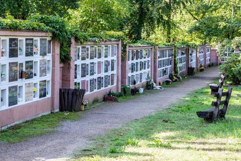 Seit 1983 gibt es die Urnenwände auf dem Nauheimer Waldfriedhof. Eine Nische kostet 1800 Euro. Foto: Volker Dziemballa (VF).