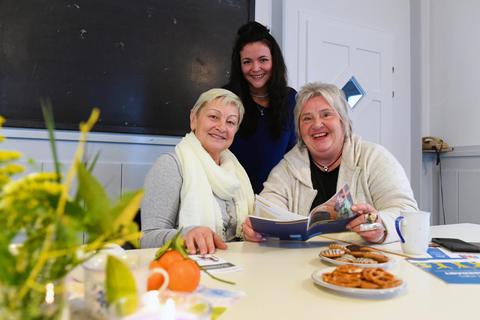 Olena Barabanova ist aus der Ukraine geflüchtet und findet im Café SAN Unterstützung bei Nora Bingel (Flüchtlingsarbeit des Diakonischen Werks) und Annette Rauch (Leitung soziale Anlaufstelle, von links).