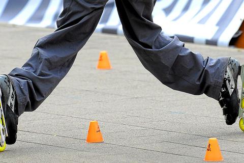 Mit Inline-Skates soll man den neuen Rollparcours in Nauheim nutzen können. Symbolfoto: dpa