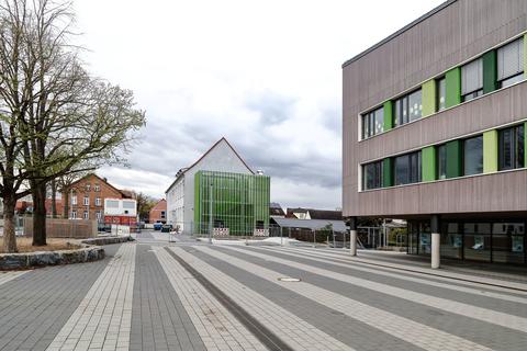 Beim Blick über den Hof der Schwarzbachschule sind drei Generationen an Schulgebäuden zu sehen. 
