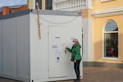 Ein Container wartet am neuen Standort in Nauheim auf die Wiederinbetriebnahme des Testzentrums. Foto: Marc Schüler