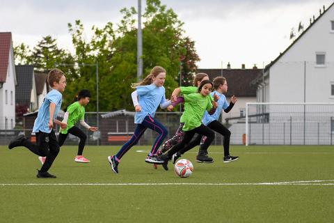 Die Schüler der Klasse 2c (in blau) haben beim Fußballwettbewerb der Nauheimer Schwarzbachschule unter anderem gegen die Klasse 2d gespielt. Samantha Pflug