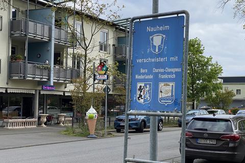 Verblasst wie das Schild mit den Partnerstädten ist inzwischen die Verschwisterung in Nauheim. 