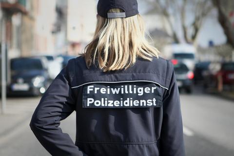 Niemals allein, sondern nur in Doppelstreifen ist der Freiwillige Polizeidienst in Nauheim unterwegs. © Archivfoto: dpa
