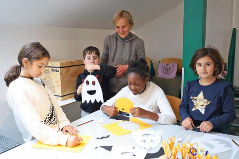 Beim Kindertreff im X-Presso wird Dekoratives für Halloween gebastelt. Foto: Susanne Rapp