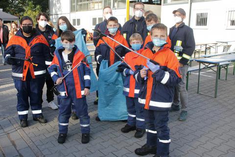 Die Jugendfeuerwehr zählte zu den zahlreichen Gruppen, die am Nauheimer Tag der sauberen Umwelt teilnahm. Foto: Ralph Keim