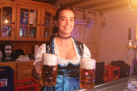 Carina zapft beim Oktoberfest im Biergarten des Nauheimer Hegbachsees die Maß Bier. Foto: Ralph Keim