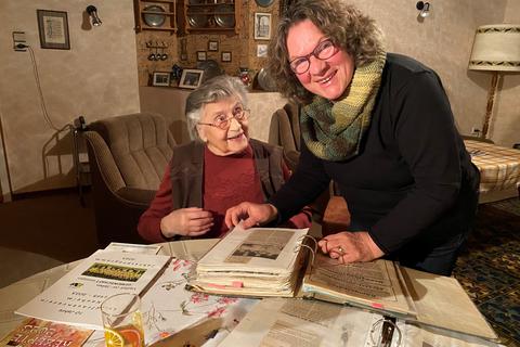 Magret Kuhlmann (links) und Anne Dammel blättern im Archivordner des Landfrauenvereins Nauheim.