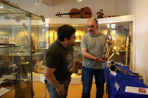 Das Altsaxofon der Firma Dörfler & Jörken hat das Museum neu erworben. Der zweite Vorsitzende des Heimat- und Museumsvereins, Lothar Walbrecht (rechts), zeigte es beim Internationalen Museumstag zum ersten Mal den Gästen. Susanne Rapp
