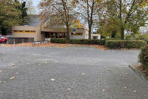 Der Parkplatz an der Georg-Schad-Halle in Nauheim ist gepflastert, die SPD fordert eine Entsiegelung.