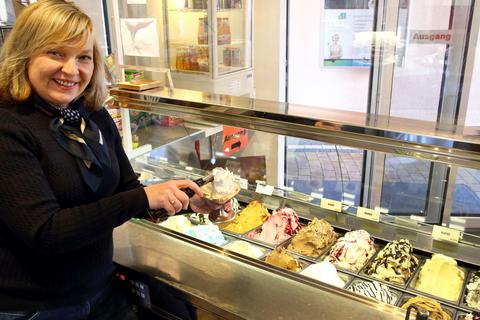 Marcella Lewandowski, die einige neue Eissorten im Angebot hat, muss den Preis pro Kugel angesichts gestiegener Kosten anheben. Foto: Frank Möllenberg