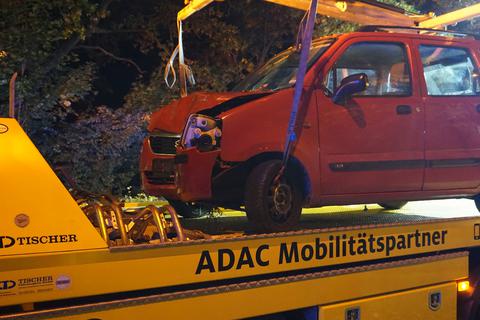 Bei dem Unfall auf der Berzallee in Nauheim sind zwei Menschen verletzt worden.             Foto: 5vision.media
