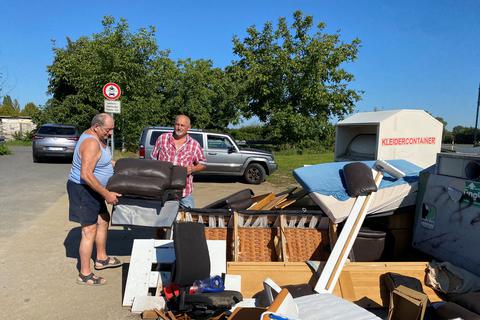 Bürgermeister Roland Kappes (parteilos) will jetzt hart gegen wilde Müllablagerungen durchgreifen. Beim Durchsuchen des Sperrmülls an den Glascontainern gegenüber der Feuerwehr hilft Ernst Müller (links).