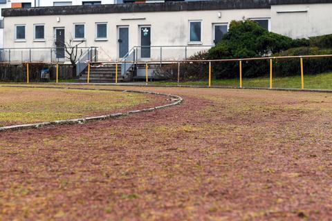 Die Gemeindevertreter haben sich bei der geplanten Erneuerung des Sportparks in Nauheim für eine Variante entschieden, die unter anderem Einsparungen bei der Pflasterung der Wege vorsieht. Samantha Pflug