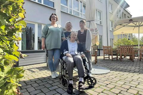 Die Seniorenresidenz besteht seit 15 Jahren: Ingeborg Kumm (vorne) wohnt bereits seit zehn Jahren dort. Hier ist sie umgeben von der stellvertretenden Pflegedienstleiterin, Melanie Kalina, Einrichtungsleiterin Jana Tesmann und Sozialdienstleiterin Esther Weißenborn (von links). Foto: Michael Kapp