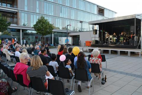 Auf dem Raunheimer Rathausplatz wird am 10. September das „Fest der Vereine“ gefeiert – hier eine Aufnahme von der Feier zum zehnjährigen Bestehen des Kino- und Kulturvereins. Archivfoto: Lilly Nielitz-Hart