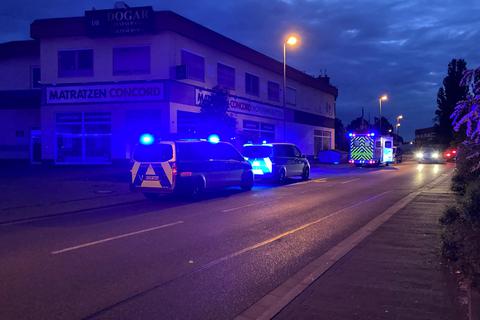 Polizeieinsatz am schönsten Tag des Lebens. Eine Hochzeitsfeier in der Anton-Flettner-Straße endete für eine Frau mit einer Kopfwunde. Die kuriose Tatwaffe: ein Stöckelschuh.