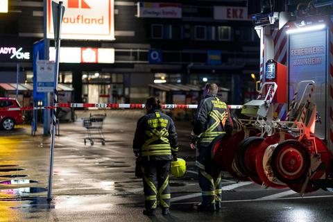 Im Einkaufszentrum „Mainspitze“ in Raunheim haben Unbekannte an Silvester zwei Geldautomaten gesprengt. 