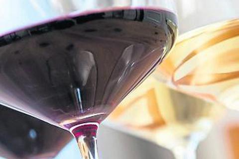 Für den 21. November hat der Seniorenbeirat im Bürgersaal eine Weinprobe mit Vesper vorgesehen. Symbolfoto: dpa